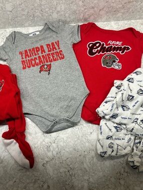 NFL Tampa Bay Buccaneers Gray & Red Baby Bodysuit Set